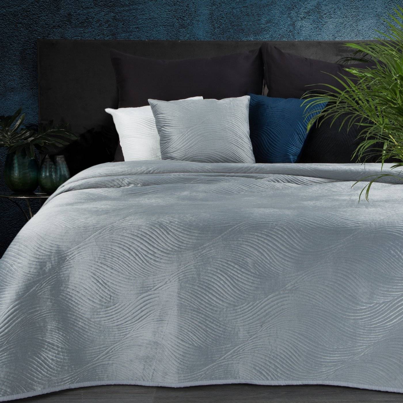 Aksominė lovatiesė “RIA5” pilka su/be pagalvėlių užvalkalais