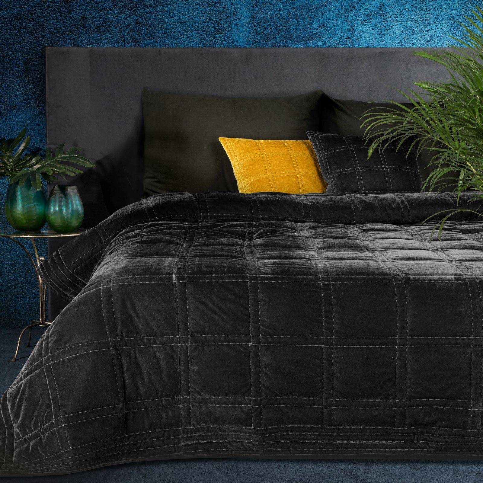 Aksominė lovatiesė “Kristin2” black su/be pagalvėlių užvalkalais, įvairių dydžių