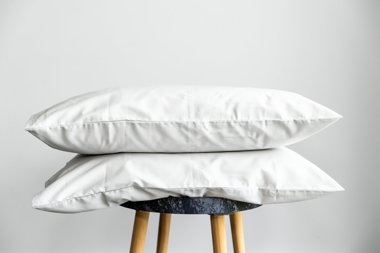 PREMIUM satino pagalvės užvalkalas Off white grey 50×70 cm